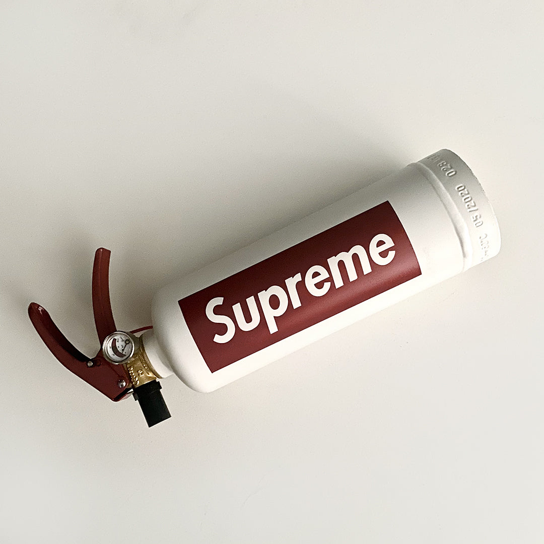 Extincteur Supreme   de l'artiste Wally walid sahraoui popart oeuvre d'art originale et unique au monde