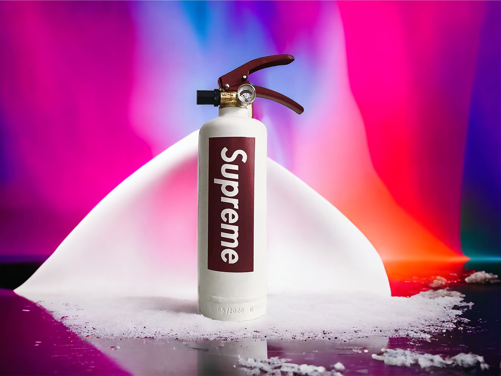 Extincteur Supreme   de l'artiste Wally walid sahraoui popart oeuvre d'art originale et unique au monde